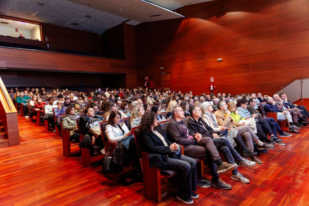 Assistents asseguts a l'auditori del Teatre Can Palots de Canovelles durant la Fira FP Pime, seguint amb atenció les ponències i activitats programades. La imatge reflecteix l'alta participació i interès per la Formació Professional Dual.