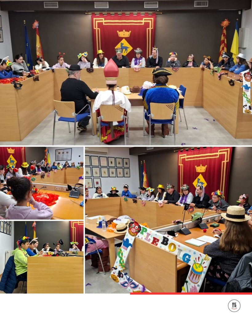 Ple Boig del Consell d’Infants de Canovelles, amb nens i nenes participant activament a la sala de plens del municipi, disfressats per al Carnestoltes.