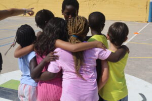 Nens i nenes abraçats al Casal d’Agost de Canovelles