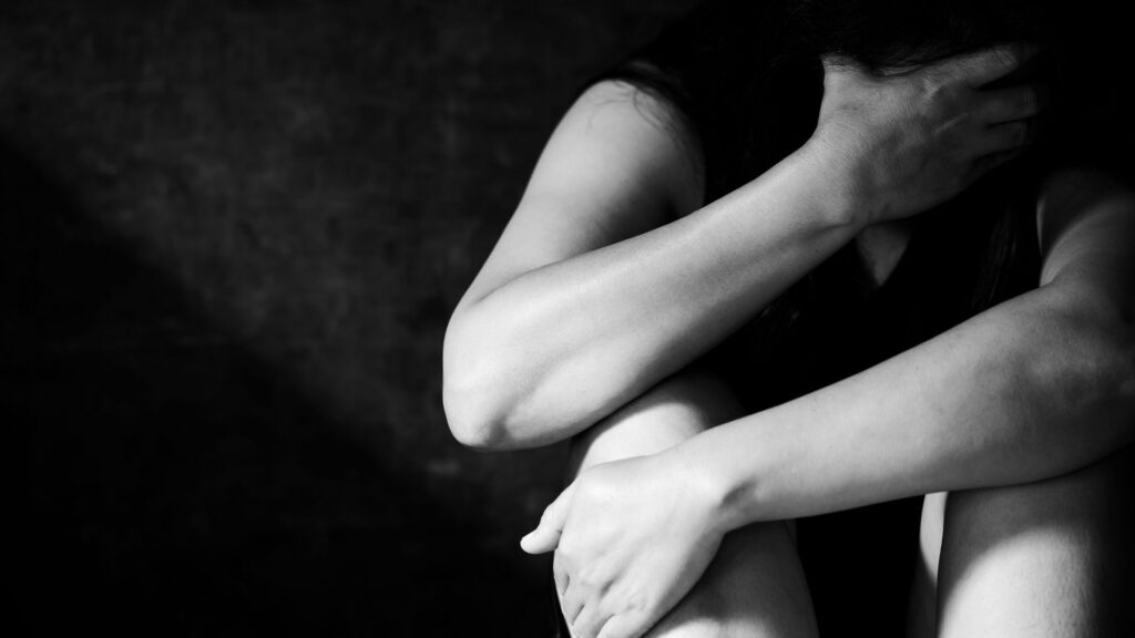 matge simbòlica del dolor davant la violència vicària, recordant que ara violència vicària passa a ser delicte