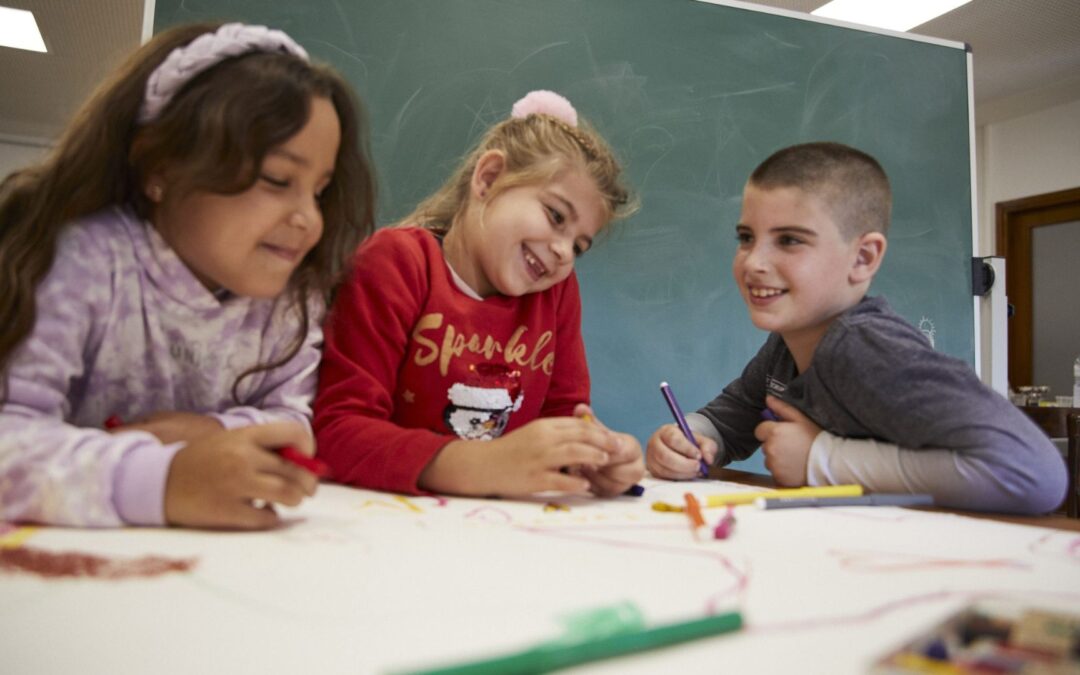 Infants participant al PROGRAMA +INFÀNCIA fent una activitat creativa en un espai educatiu