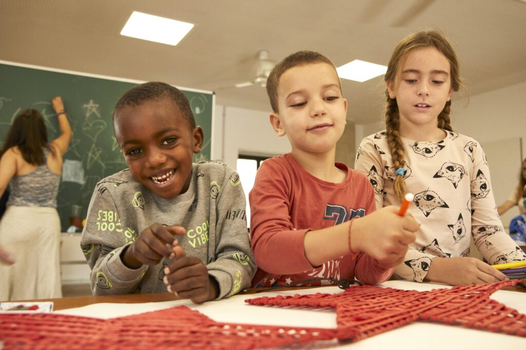 Nens i nenes treballant en grup en un espai del PROGRAMA +INFÀNCIA