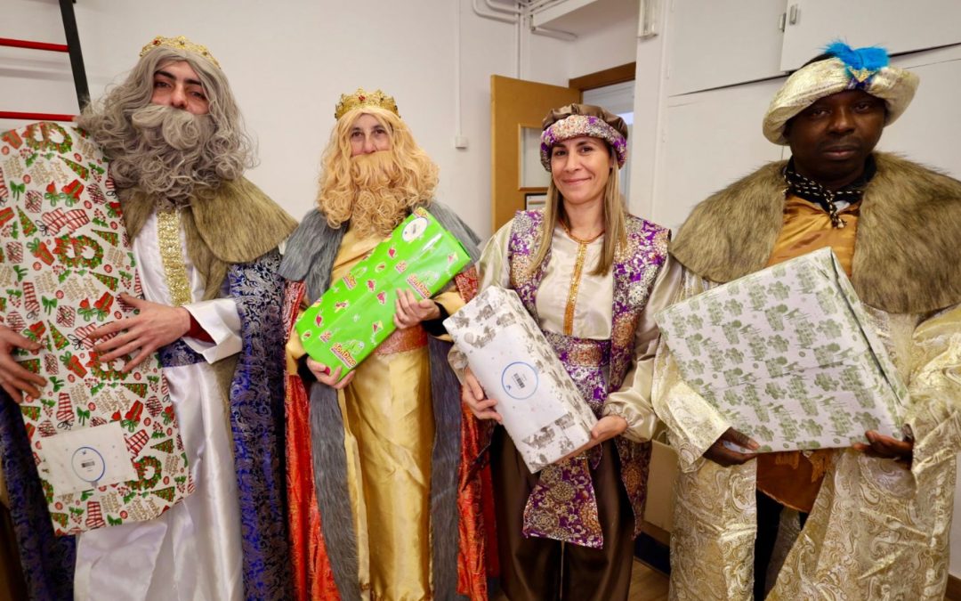 REIR i L’Arbre dels Somnis amb els Reis Mags repartint regals solidaris a l’Escola Joan Solans de Granollers