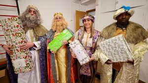 REIR i L’Arbre dels Somnis amb els Reis Mags repartint regals solidaris a l’Escola Joan Solans de Granollers