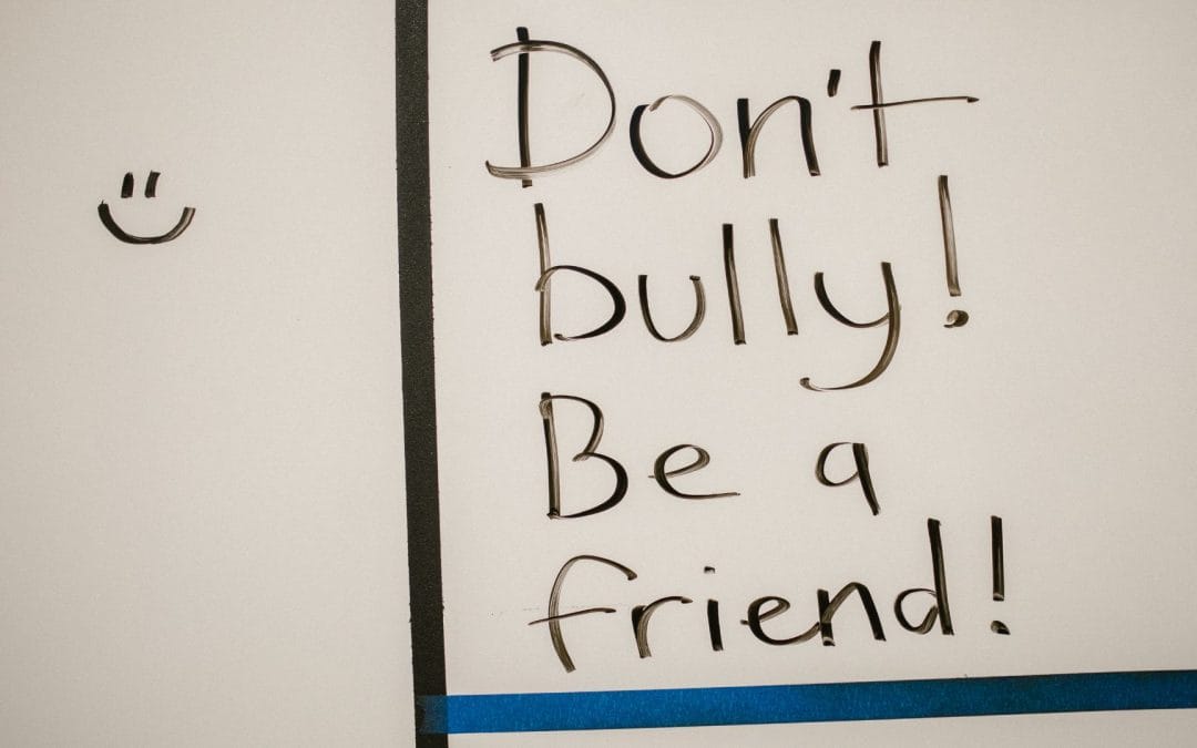 Primera reunión del proyecto COEXIT de Erasmus+ sobre prevención del bullying con mensaje Don’t bully be a friend en pizarra