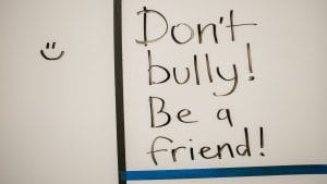 Primera reunión del proyecto COEXIT de Erasmus+ sobre prevención del bullying con mensaje Don’t bully be a friend en pizarra