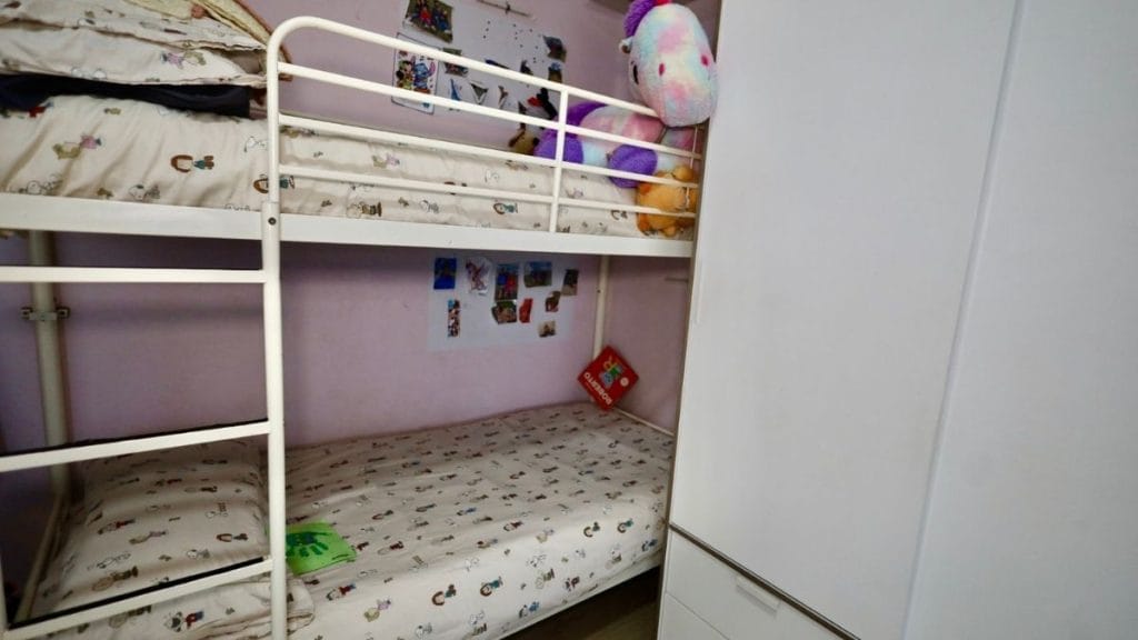 Habitació del CRAE Santa Agnès de REIR amb llitera, armari i espai personalitzat