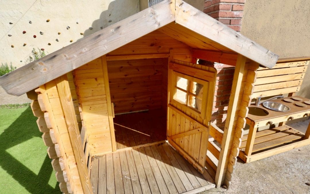 Caseta de fusta al pati del CRAE Santa Agnès de REIR, símbol de llar, acollida i seguretat