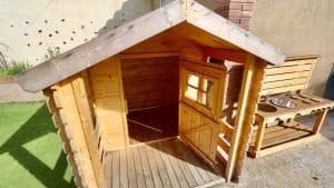 Caseta de fusta al pati del CRAE Santa Agnès de REIR, símbol de llar, acollida i seguretat