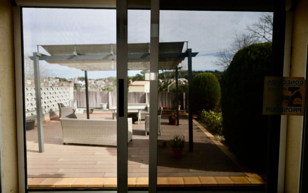 CRAE de REIR La Vinya espai exterior amb terrassa per a adolescents i joves