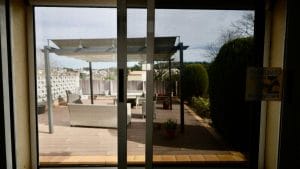 CRAE de REIR La Vinya espai exterior amb terrassa per a adolescents i joves