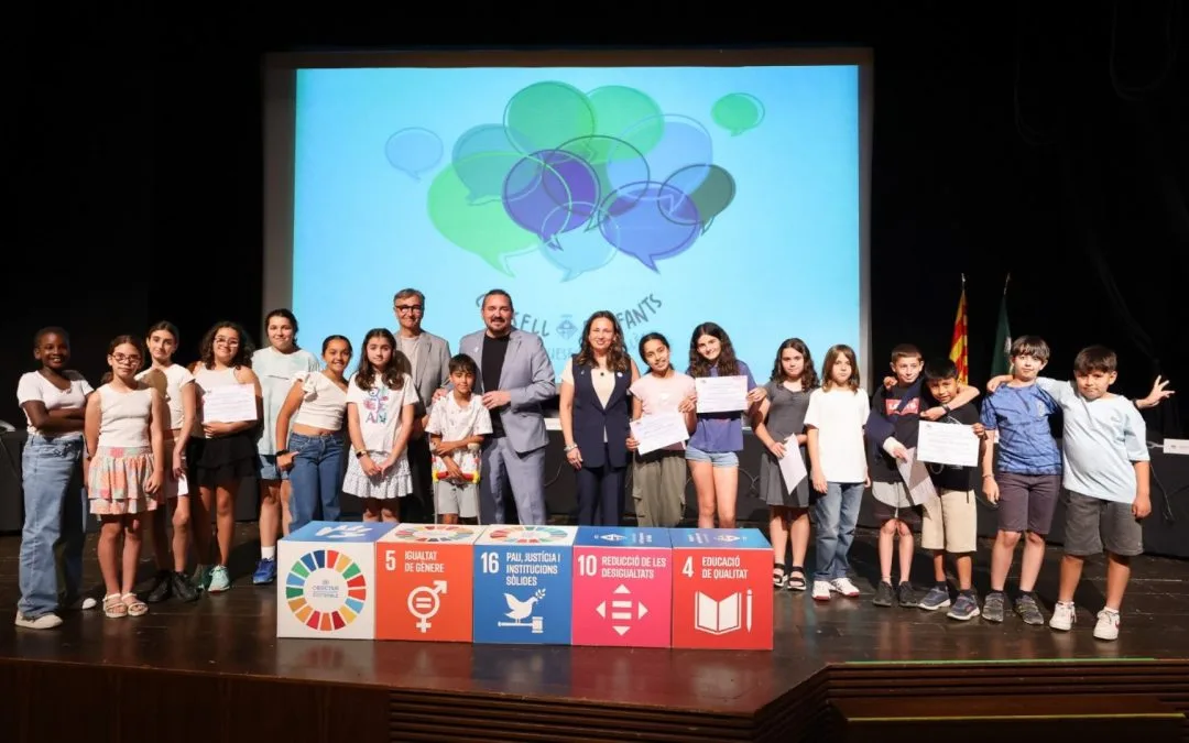 Infants i joves participants en els projectes de participació infantil de REIR durant la cloenda del curs 2025-2026