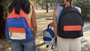 Infants amb motxilles escolars del Programa +Infància de REIR